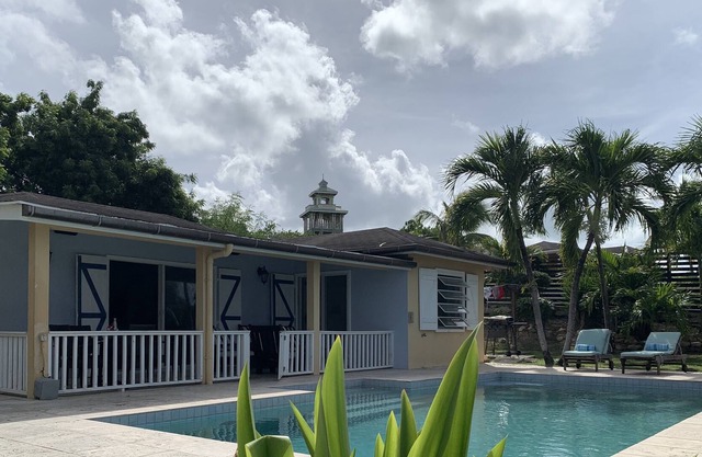 Island life house. Private pool and sea view.