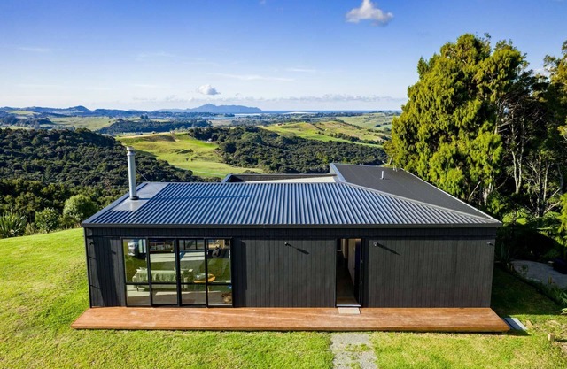 Island View - Designer holiday home with fabulous indoor outdoor living and spectacular views