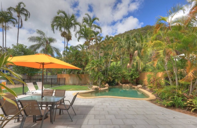 Island View Unit 2 - Renovated, modern and across the road from Geoffrey Bay Beach