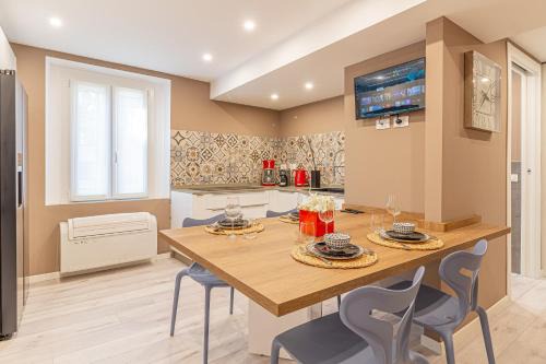Isolino Bridge Apartment - Historic Center