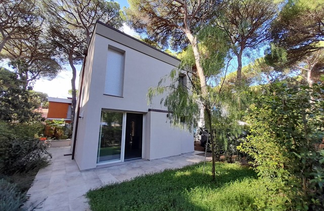 Self-contained villa with fenced garden, in pine forest 5 minutes walk from the sea