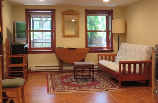 It's SUMMERTIME in DC! SAVE on a COZY NW DC 1BR Apt in Adams Morgan near METRO!
