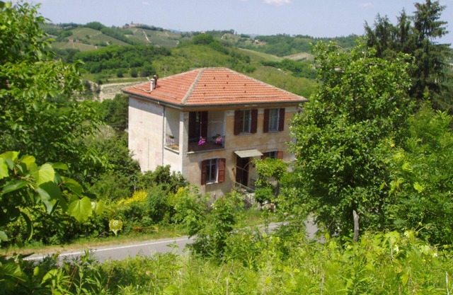 Italian Country Villa with Swimming Pool and Panoramic Views over Vineyards