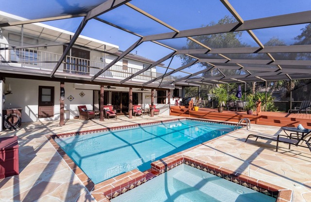 Italian Retreat, Secluded 1.5 acre Pool Home, up to 8 people max, 5 bedrooms