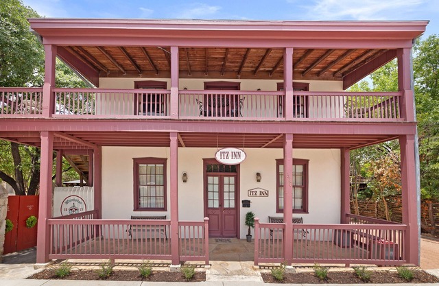 Itz Inn Back Courtyard Suite | Sleeps 2 | Next to Hondo's On Main Street
