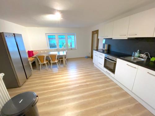 IV Apartment 12 Personen - Monteurzimmer - Ferienwohnung - Kronwieden