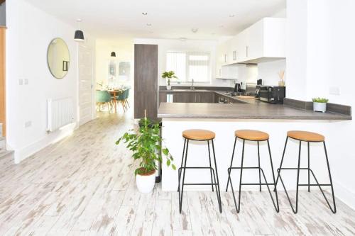 Ivory House by Truestays - 3 Bedroom House in Stoke-on-Trent