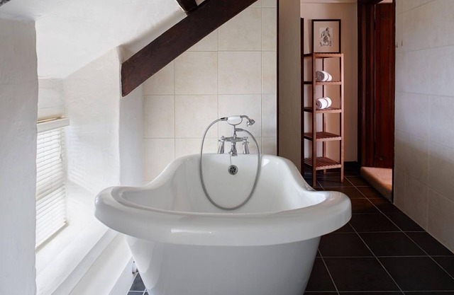Ivy Cottage - a spacious but cosy cottage for two (+cot) and exceptional leisure facilities