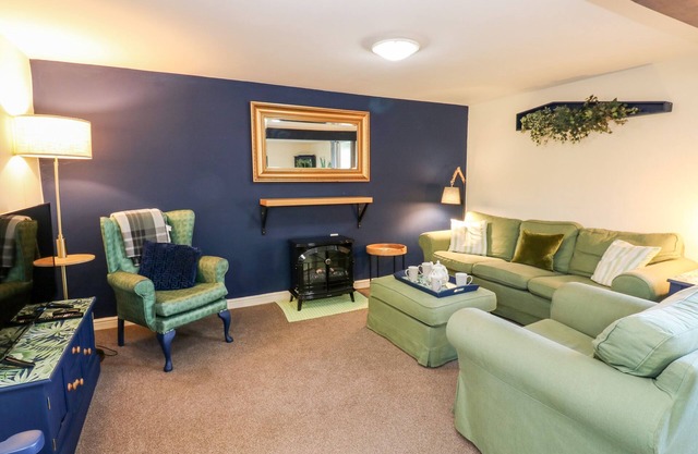 IVY COTTAGE, pet friendly, with a garden in Eppleby