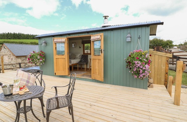 Ivy's Way - Delightful Pet Friendly Shepherds Hut Sleeping 2
