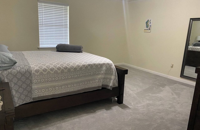 IXORA Perfect Townhome in Mobile, 2-bedroom w/WiFi AC, 2 assigned parking spaces
