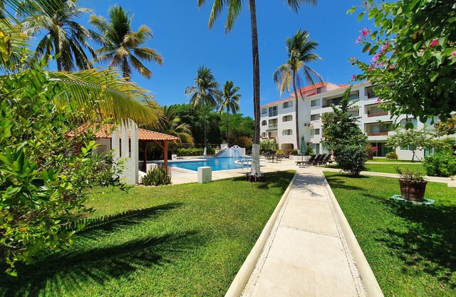 Ixtapa Zihuatanejo Beautiful Condo with balcony near the beach in Mexico