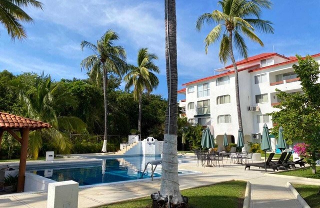 Ixtapa Zihua Beautiful Condo with pool view near the beach in Mexico first floor
