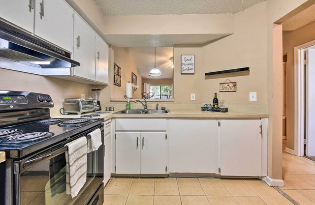 Jacksonville Home ~ 10 Mi to Downtown!