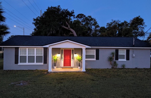 Jacksonville Intracoastal Retreat + near the beach