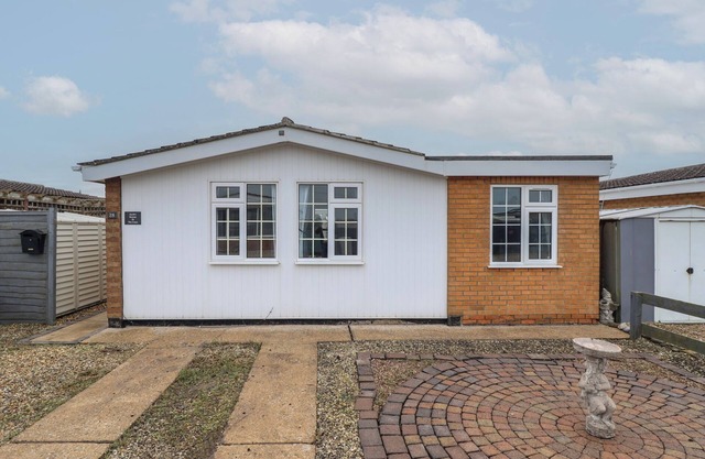 JACOB'S RETREAT, pet friendly, with a garden in Chapel St Leonards