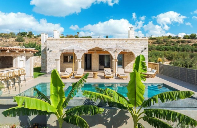 Jacuzzi*BBQ area*Walk to Taverna & Mini Market*Surrounded by Cretan Nature