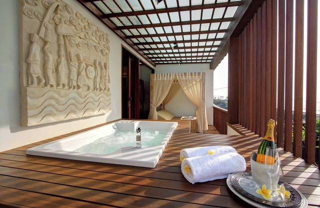 Jacuzzi Garden View Villa, Purnama beach