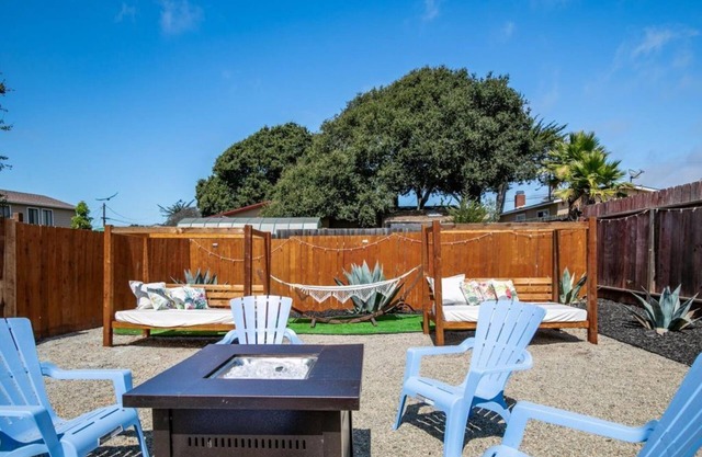 Jacuzzi, *Pet Friendly* Trendy Home, short drive to Monterey attractions!