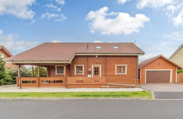 JAMAAL LODGE, pet friendly, with a garden in Amble