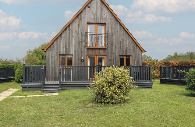 JAMES VILLE MARINA LODGE 8, pet friendly in Brigg