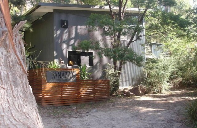 Janaza Boutique Retreat right in the middle of Halls Gap township. Pet friendly.