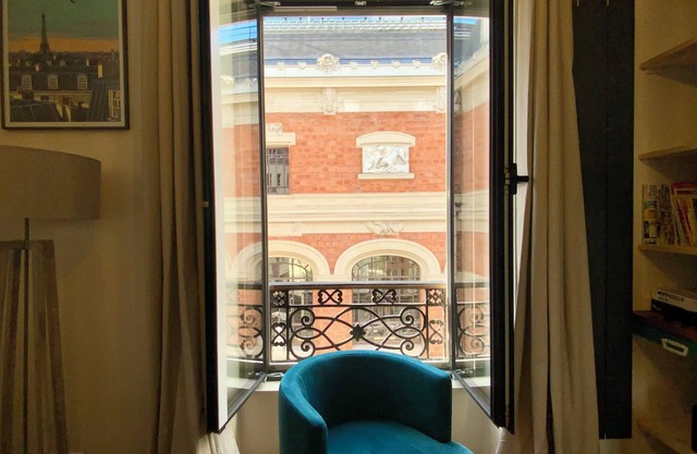 Jardin des Plantes, apartment ideally located in the 5th arrondissement.