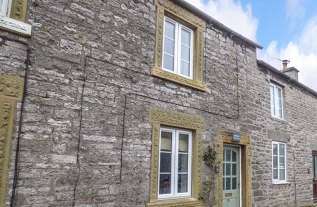 JASMINE COTTAGE, pet friendly, with open fire in Bakewell