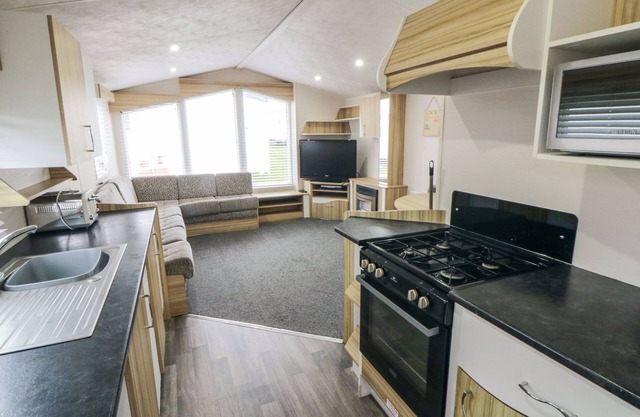 JAY 25, family friendly, country holiday cottage in Cayton