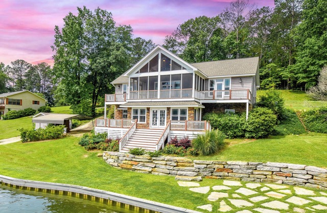 Jaybird's Perch, Jaybird's Perch- Roomy Lakefront Cabin w/Deepwater- Sleeps 10