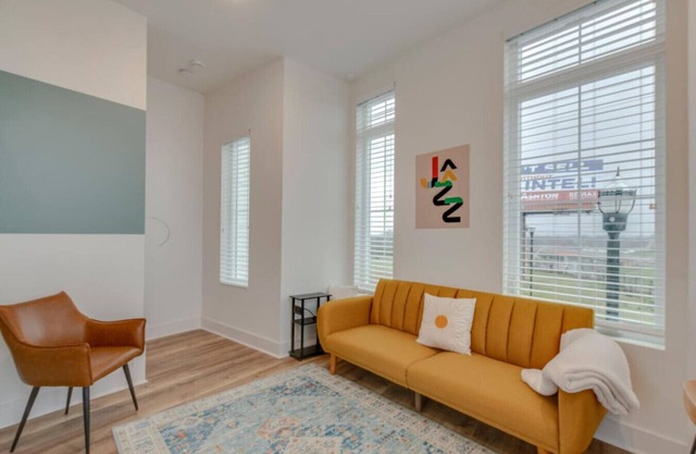 Jazz Junction – 2BR & Kitchen – 7 Mins to Broadway