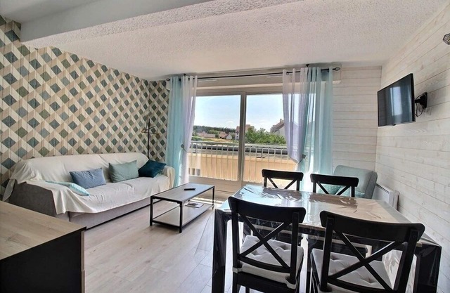 JEANGAURIE 25: Beautiful F2 for 4 people in the heart of town and 2 steps from the fine sand of Hardelot