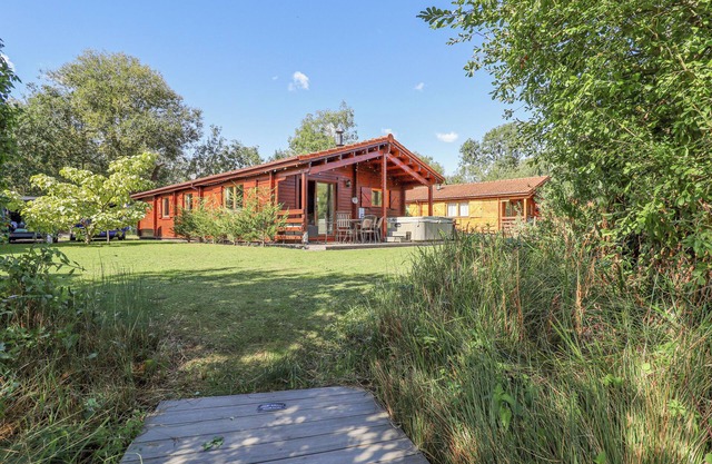 JEMIMA LODGE, pet friendly, with hot tub in Tattershall