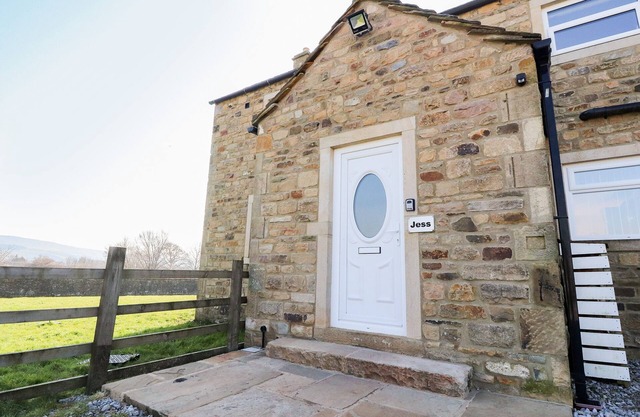JESS COTTAGE, pet friendly, with open fire in Skipton