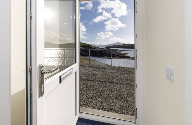 Jetty Cottage - A modern cottage with views of South Harris and the Castle