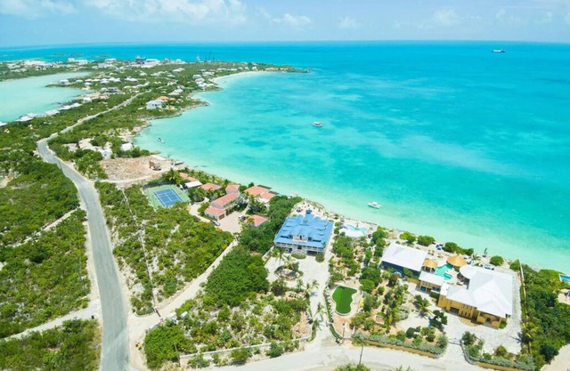Jewel Estates - Two waterfront villas with breath taking views of Sapodilla Bay