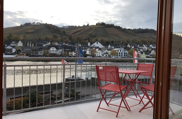 Jewel of the Mosel, Apartment in townhouse, central Zell, beautiful Mosel views