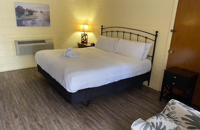 JI1, King Guest Room at the Joplin Inn at entrance to the resort Hotel Room