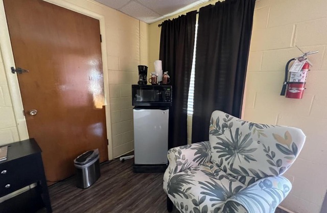 JI4, King Guest Room at the Joplin Inn at entrance to the resort Hotel Room