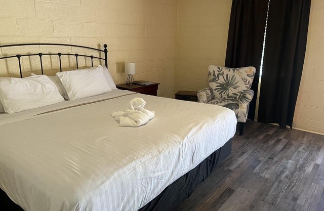 JI5, King Guest Room at the Joplin Inn at entrance to the resort Hotel Room
