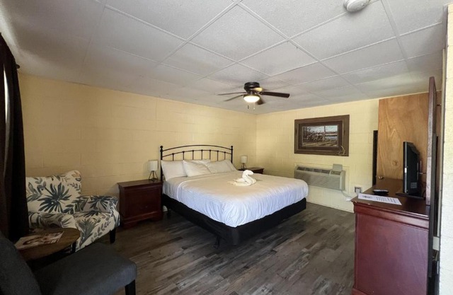 JI6, King Guest Room at the Joplin Inn at entrance to the resort Hotel Room