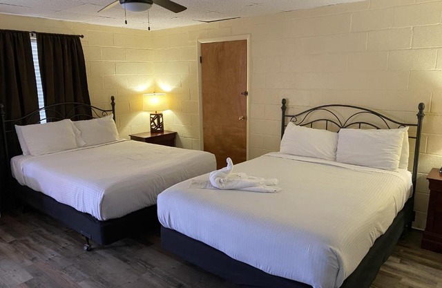 JI8, Queen Guest Room at the Joplin Inn at entrance to the resort Hotel Room