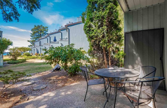 JL 1001: Bay View 2 Bedroom, with Spectacular sunsets!