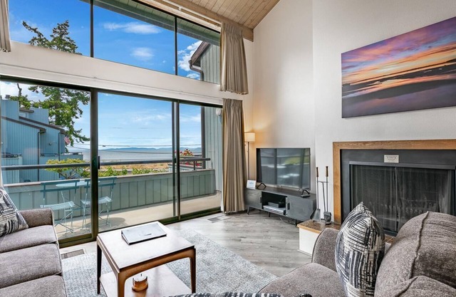 JL 1112: Spectacular View, Steps to the beach, Free Wi-fi.