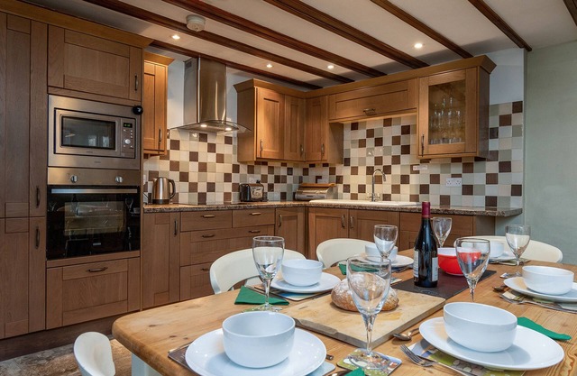 JOE HOUSE, family friendly, character holiday cottage in Gunnerside