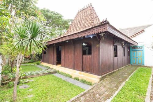 Joglo House in Central Bogor By penggemarlawas