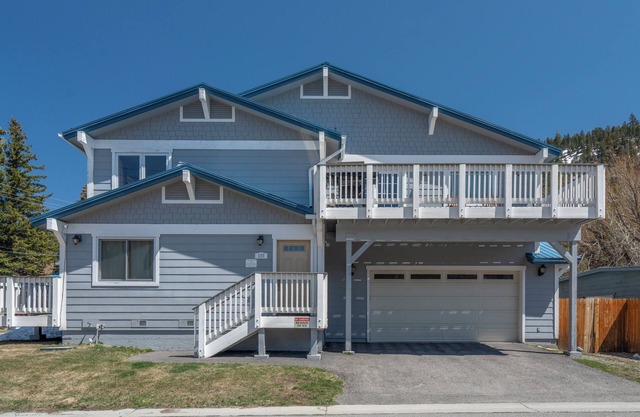 Johnson Suite- 1.5 miles from June mountain. Walk to both June and Gull Lake Marina's