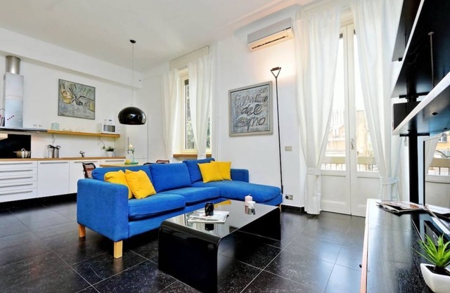 JOIVY Colorful Studio for 2 near Arco della Pace