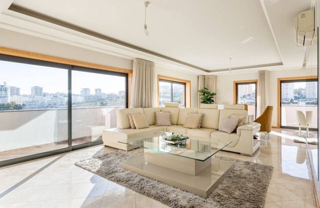 JOIVY Elegant villa w/dual pools in Carnaxide