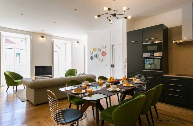 JOIVY Gorgeous 3BR home w/balcony nearby Time Out Market